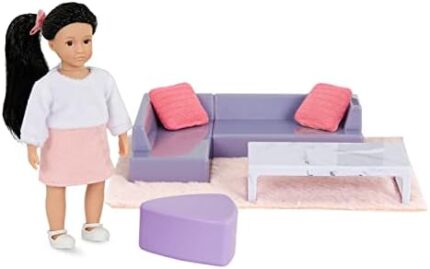 Lori – Mini Doll & Toy Living Room Furniture – 6-inch Doll & Dollhouse Accessories – Sofa, Pouffe, Table, Rug, Pillows – Play Set for Kids – 3 Years + – Yuni’s Cozy Sofa Set